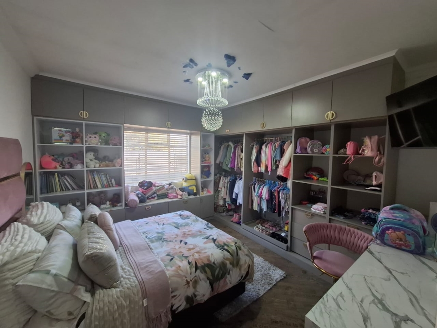 6 Bedroom Property for Sale in Croydon Gauteng