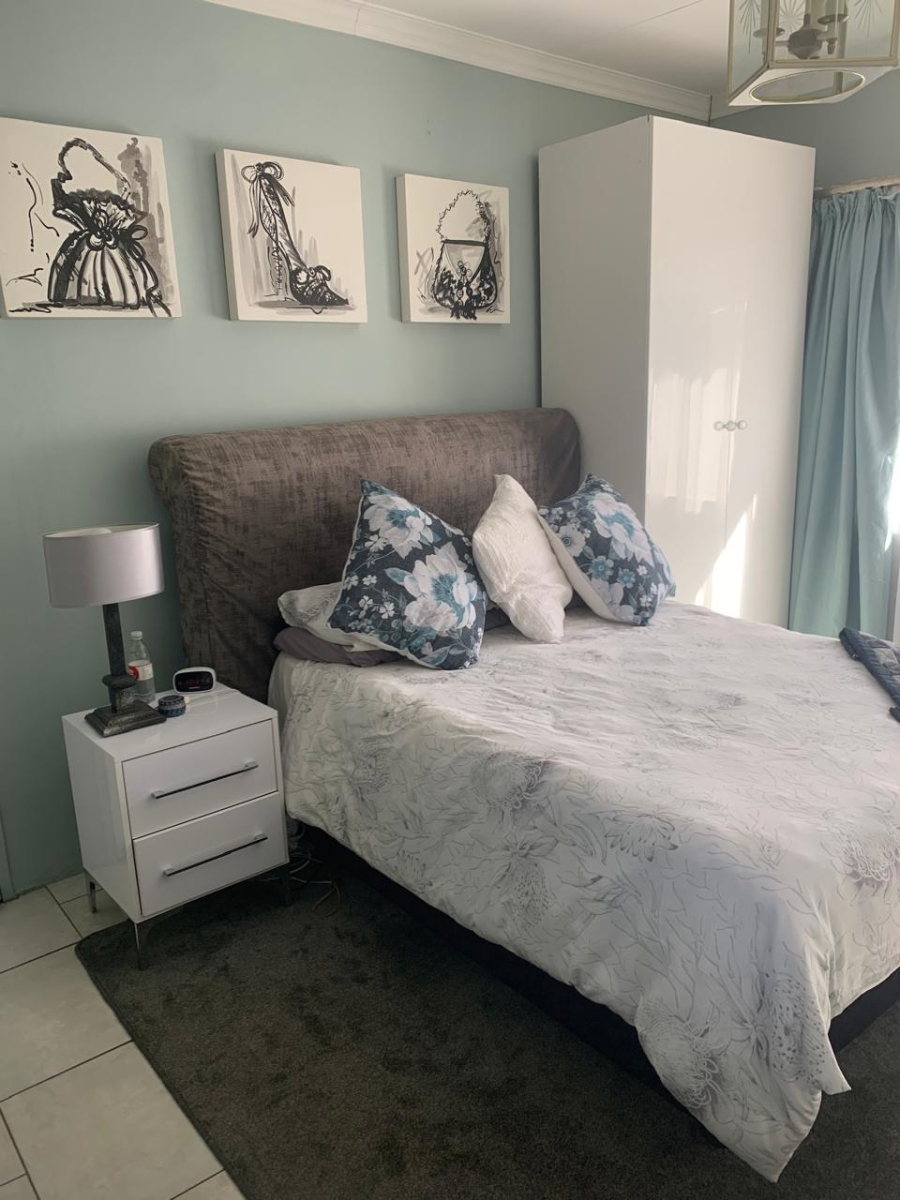 2 Bedroom Property for Sale in Glen Marais Gauteng