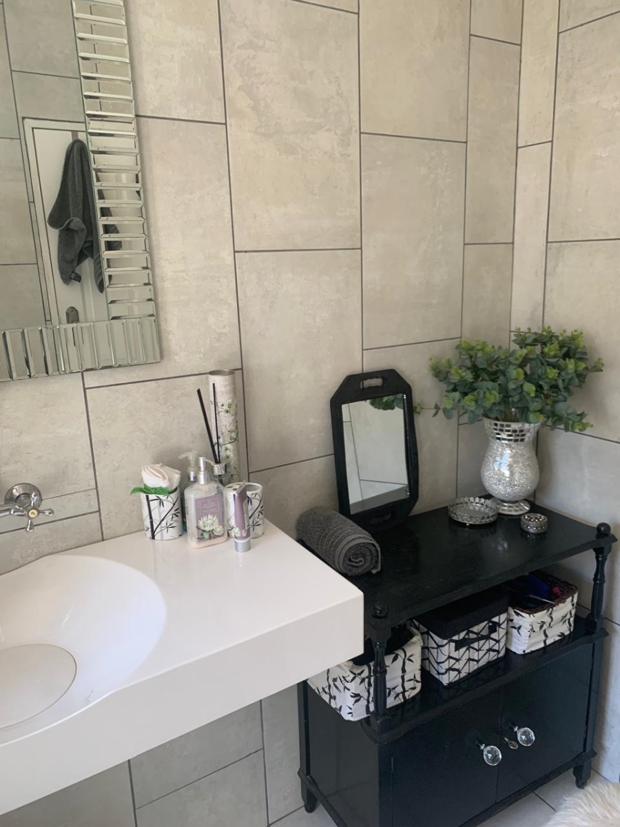 2 Bedroom Property for Sale in Glen Marais Gauteng