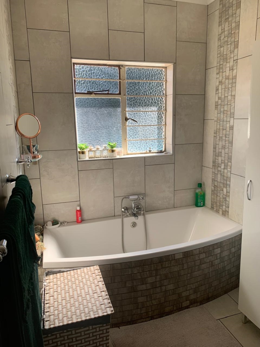 2 Bedroom Property for Sale in Glen Marais Gauteng