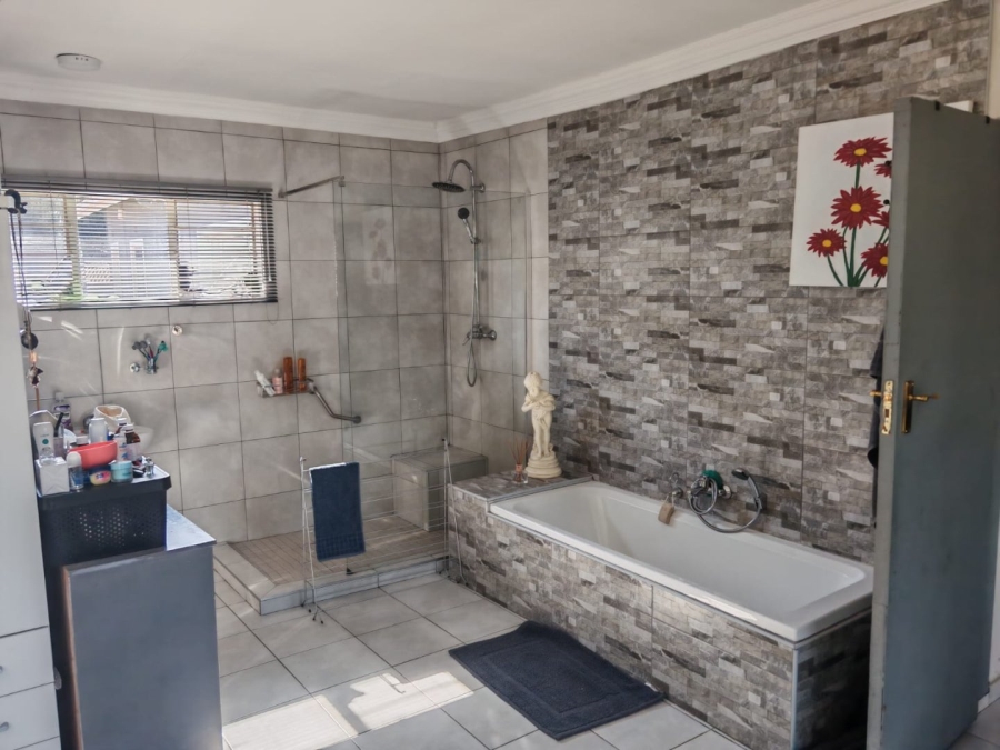 2 Bedroom Property for Sale in Glen Marais Gauteng