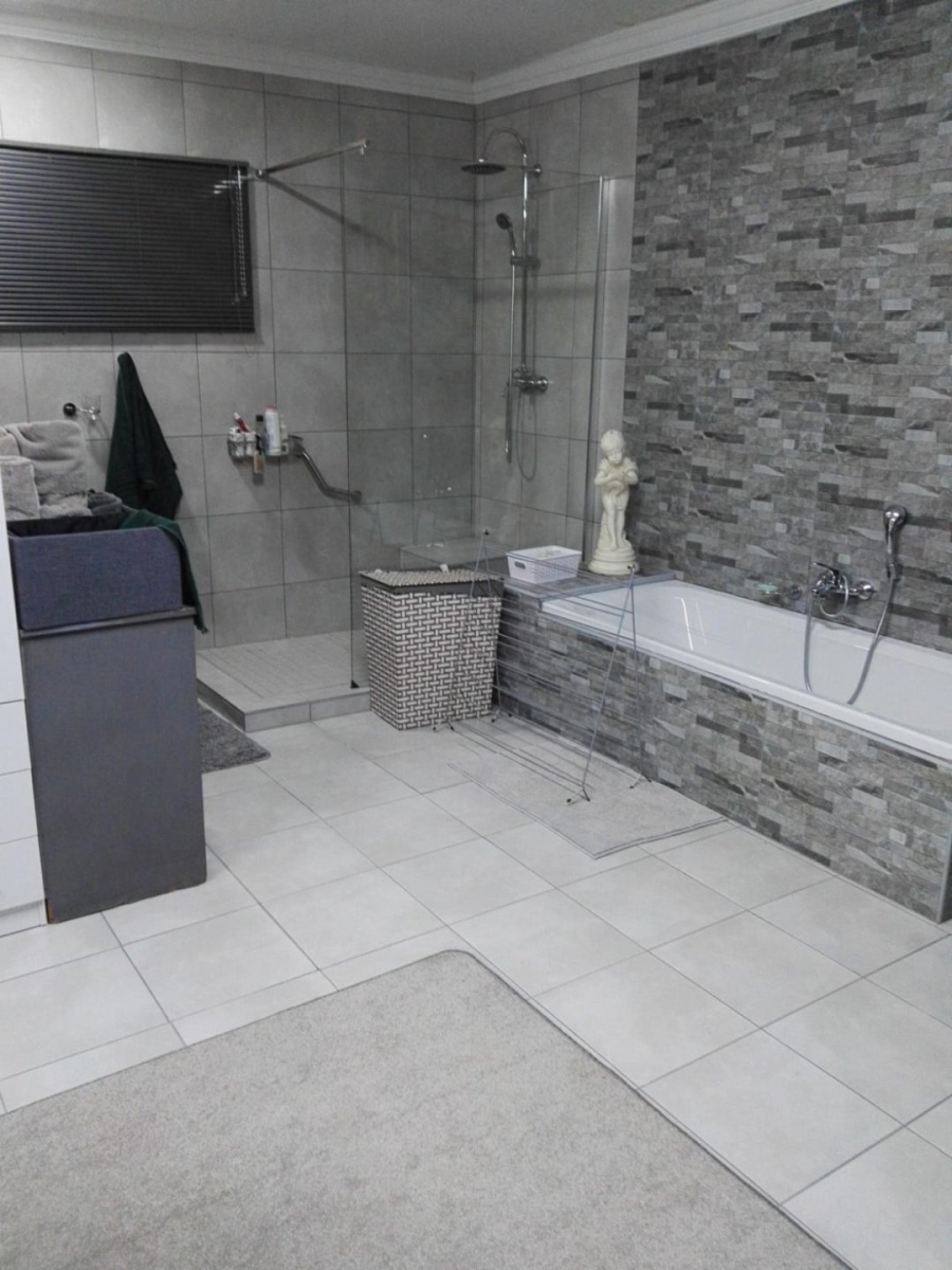 2 Bedroom Property for Sale in Glen Marais Gauteng