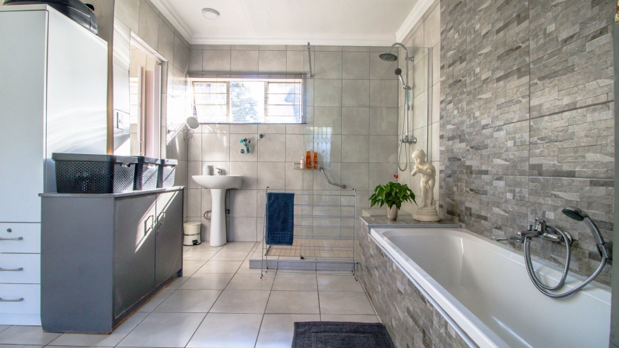 2 Bedroom Property for Sale in Glen Marais Gauteng