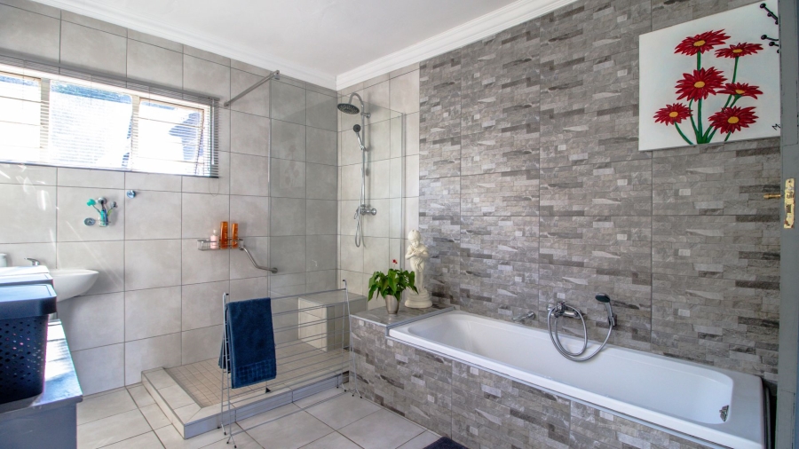 2 Bedroom Property for Sale in Glen Marais Gauteng