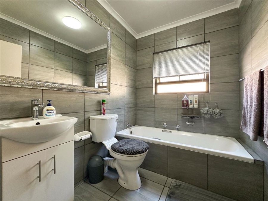 3 Bedroom Property for Sale in Glen Marais Gauteng