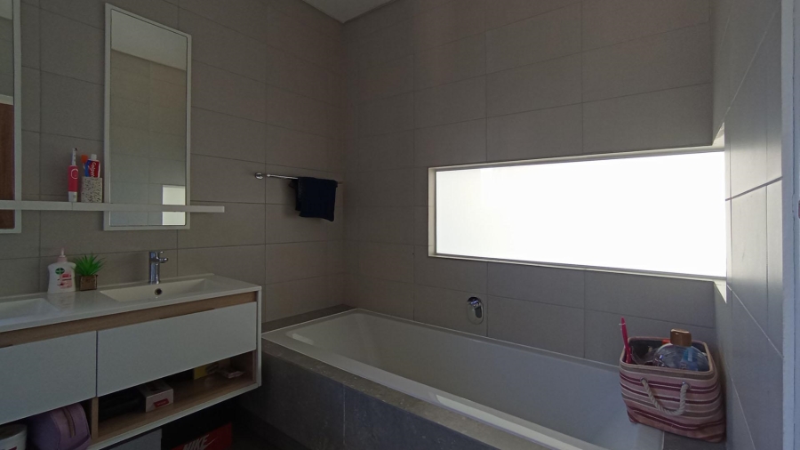 3 Bedroom Property for Sale in Crowthorne AH Gauteng
