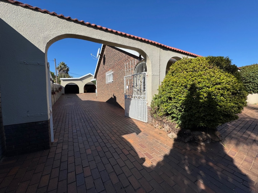 3 Bedroom Property for Sale in Glen Marais Gauteng