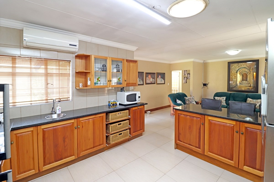 6 Bedroom Property for Sale in Eldoraigne Gauteng