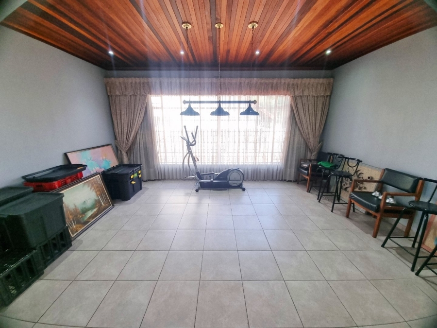 5 Bedroom Property for Sale in Brackenhurst Gauteng