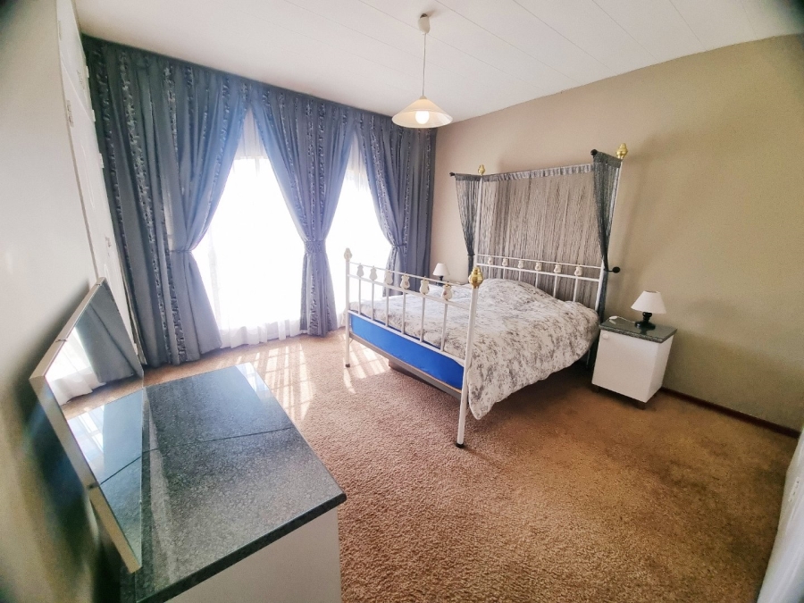 5 Bedroom Property for Sale in Brackenhurst Gauteng