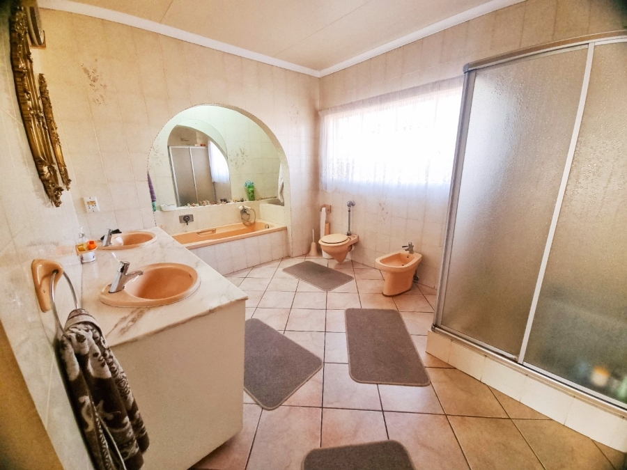 5 Bedroom Property for Sale in Brackenhurst Gauteng