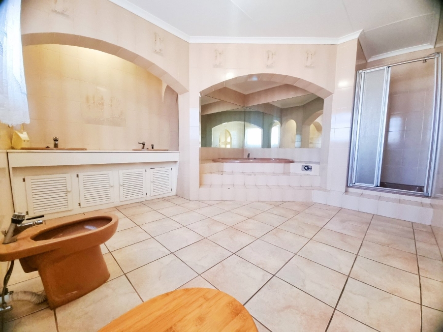 5 Bedroom Property for Sale in Brackenhurst Gauteng