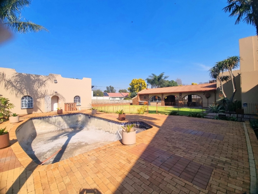 5 Bedroom Property for Sale in Brackenhurst Gauteng