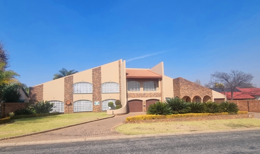5 Bedroom Property for Sale in Brackenhurst Gauteng