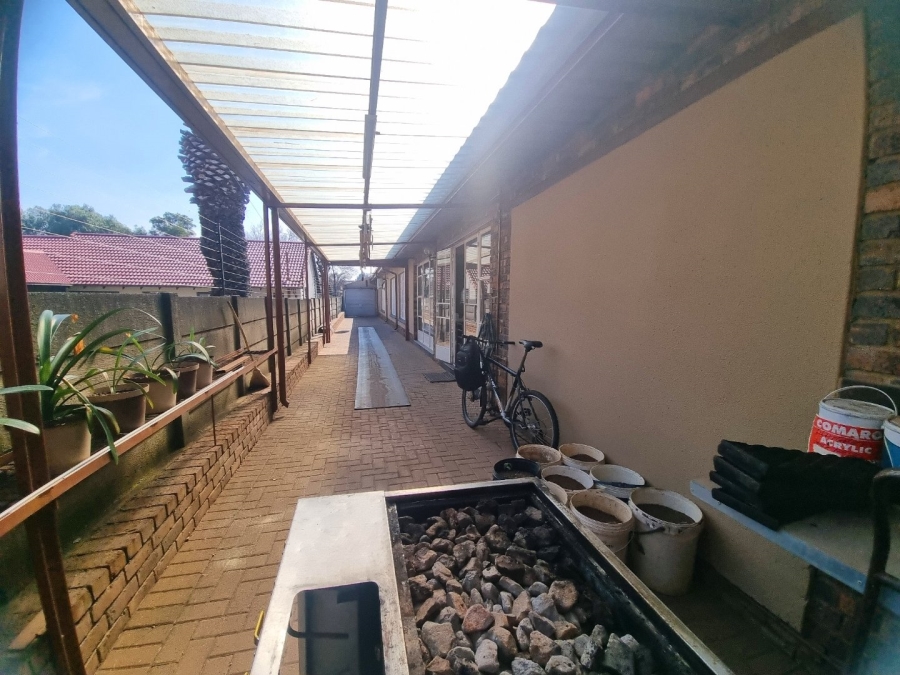 5 Bedroom Property for Sale in Brackenhurst Gauteng
