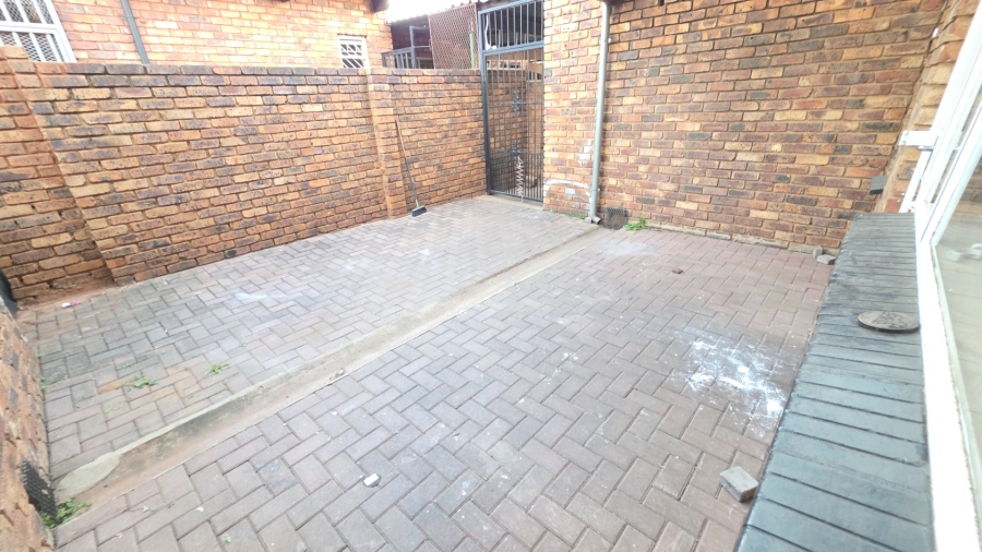 To Let 2 Bedroom Property for Rent in Erasmia Gauteng