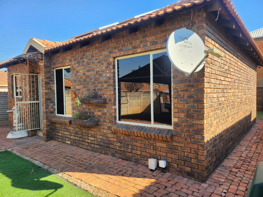 2 Bedroom Property for Sale in Andeon AH Gauteng