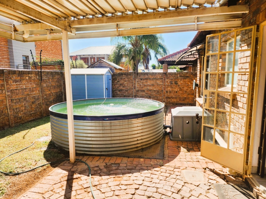 2 Bedroom Property for Sale in Andeon AH Gauteng