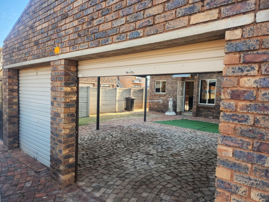 2 Bedroom Property for Sale in Andeon AH Gauteng