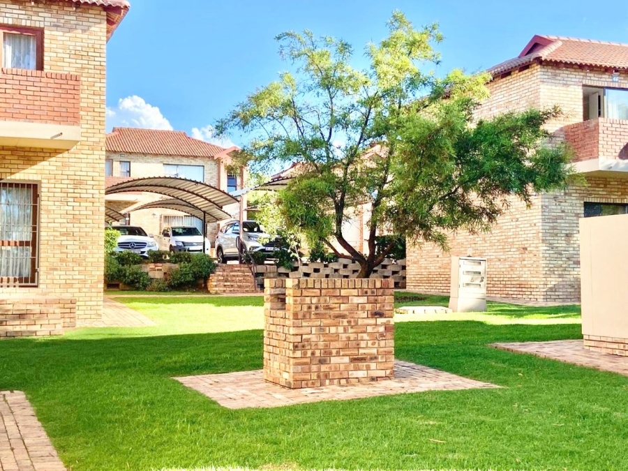 To Let 2 Bedroom Property for Rent in Fourways Gauteng