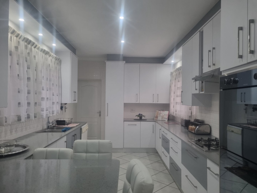 4 Bedroom Property for Sale in Flora Gardens Gauteng