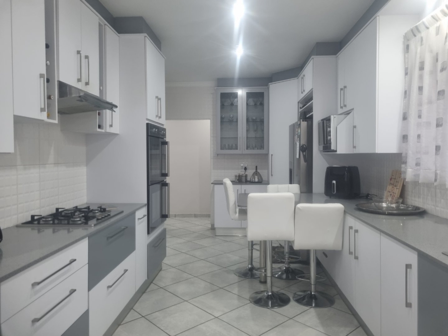 4 Bedroom Property for Sale in Flora Gardens Gauteng