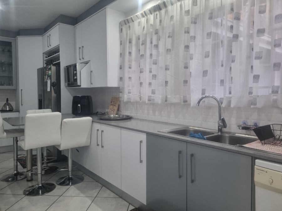 4 Bedroom Property for Sale in Flora Gardens Gauteng