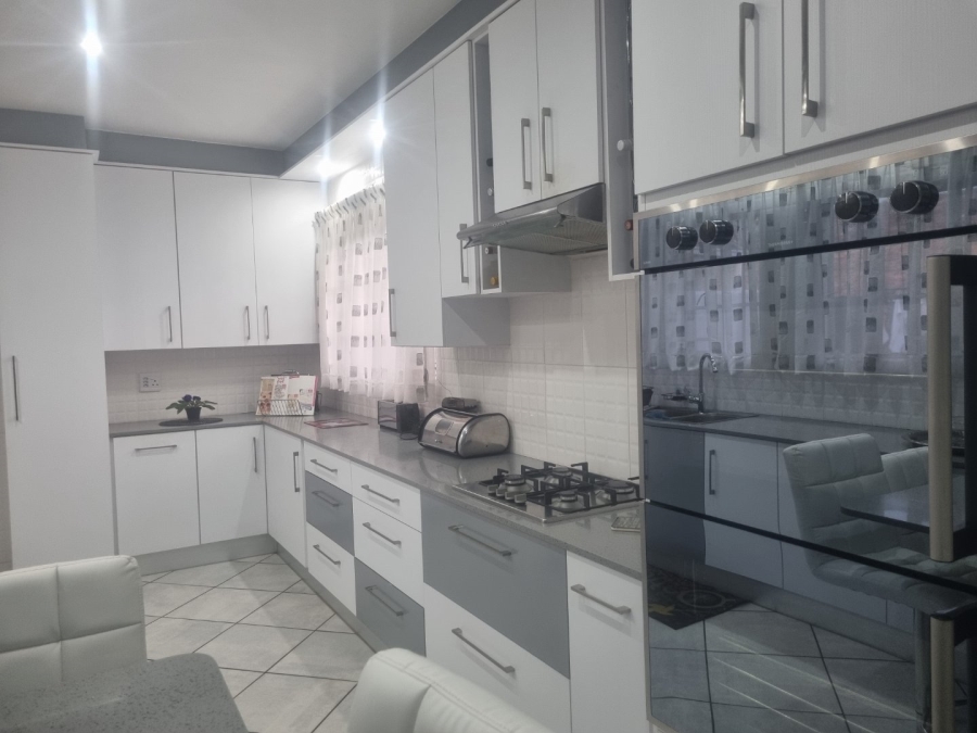 4 Bedroom Property for Sale in Flora Gardens Gauteng