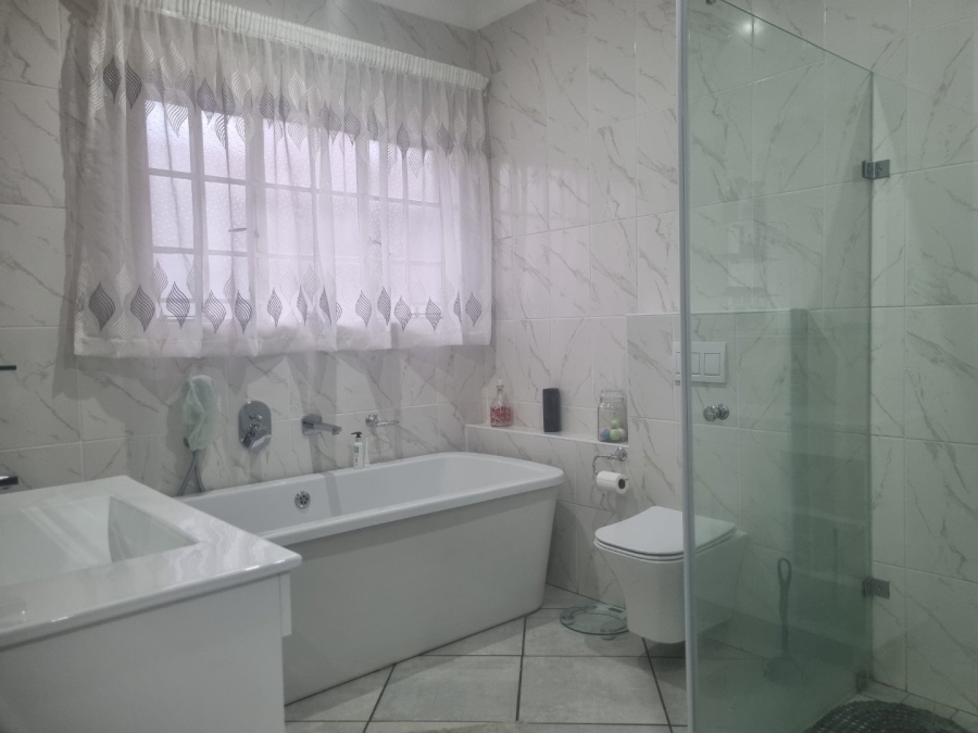 4 Bedroom Property for Sale in Flora Gardens Gauteng