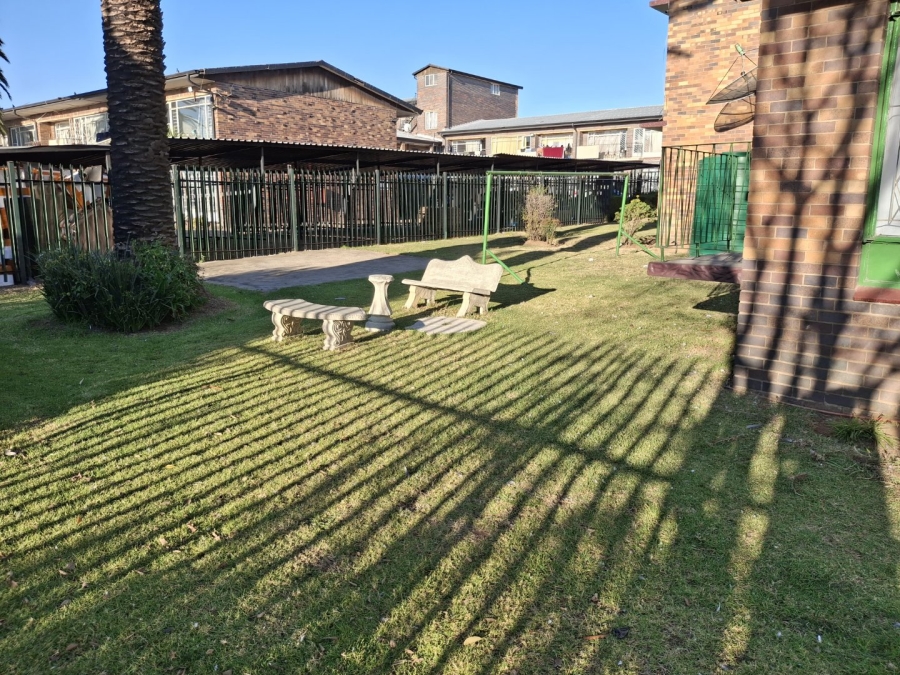 2 Bedroom Property for Sale in Crown Gardens Gauteng