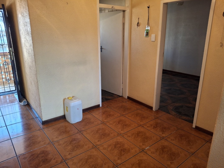 2 Bedroom Property for Sale in Crown Gardens Gauteng