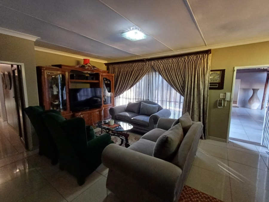 5 Bedroom Property for Sale in Sinoville Gauteng