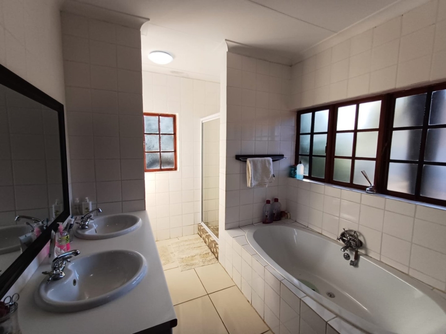 5 Bedroom Property for Sale in Sinoville Gauteng
