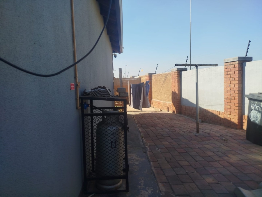 3 Bedroom Property for Sale in Kirkney Gauteng