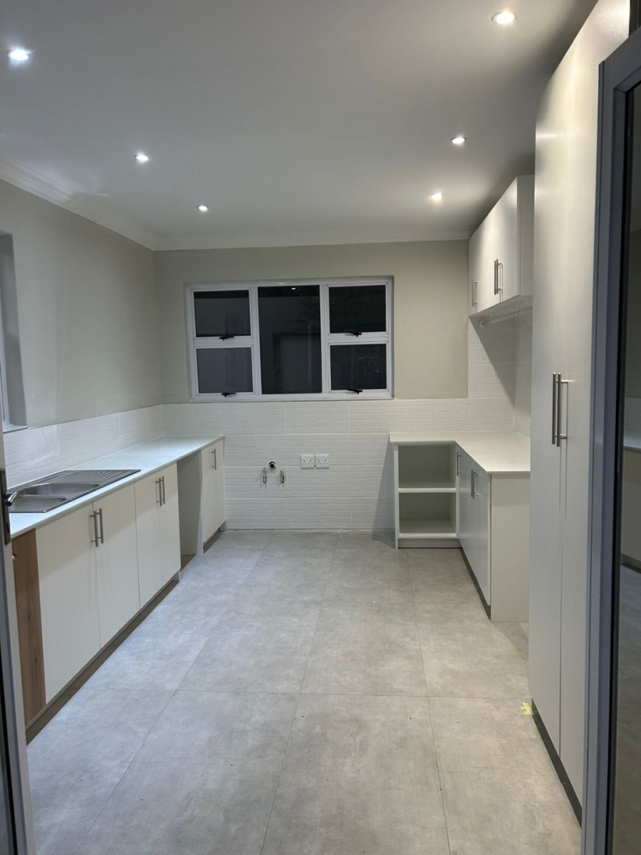 5 Bedroom Property for Sale in Rooihuiskraal Gauteng