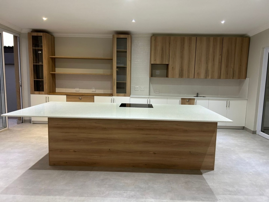 5 Bedroom Property for Sale in Rooihuiskraal Gauteng