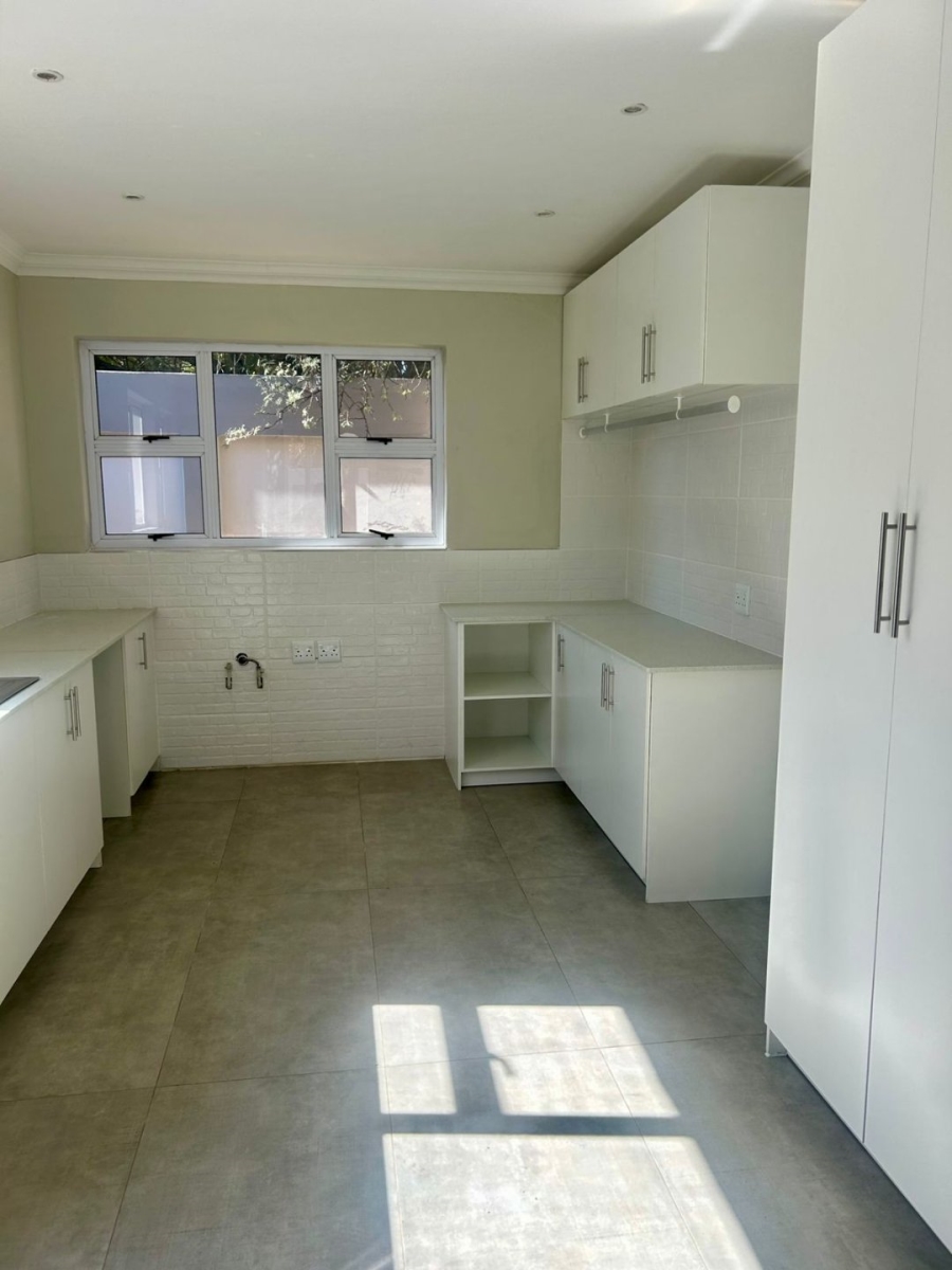 5 Bedroom Property for Sale in Rooihuiskraal Gauteng