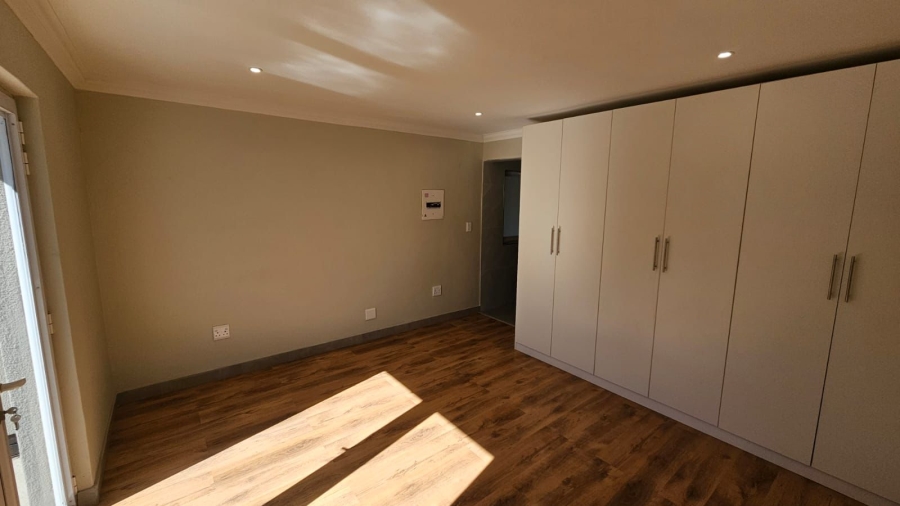 5 Bedroom Property for Sale in Rooihuiskraal Gauteng
