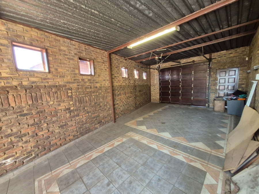 4 Bedroom Property for Sale in Laudium Gauteng