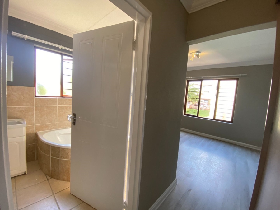 2 Bedroom Property for Sale in Broadacres Gauteng