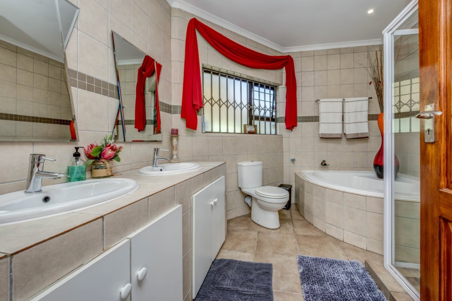 5 Bedroom Property for Sale in Lonehill Gauteng