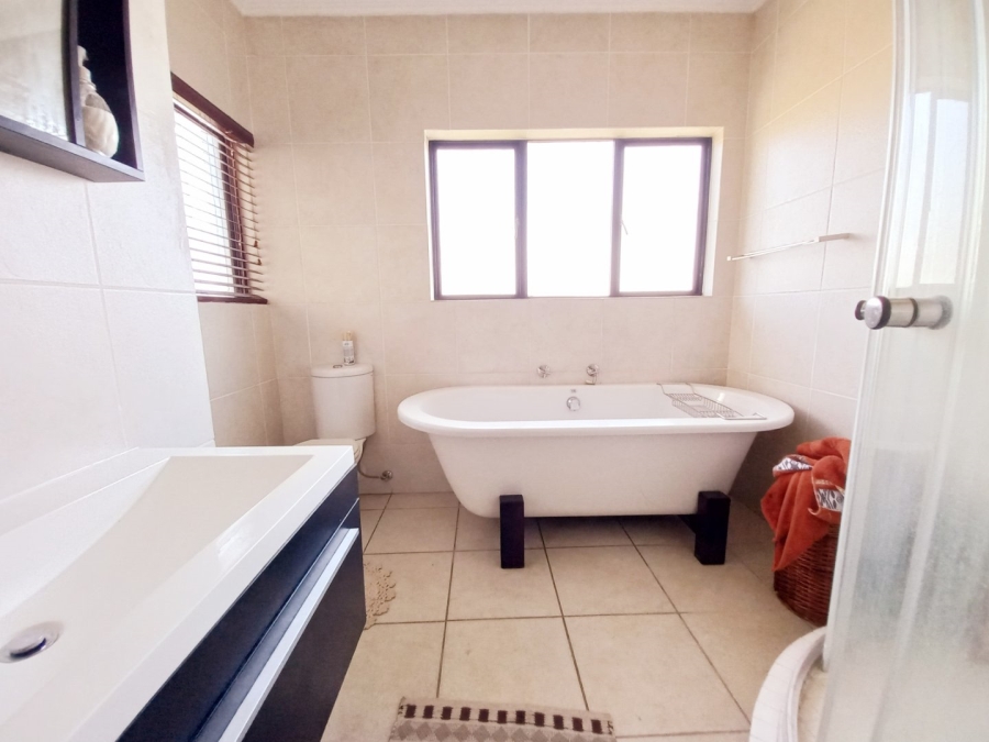 2 Bedroom Property for Sale in Greenstone Hill Gauteng