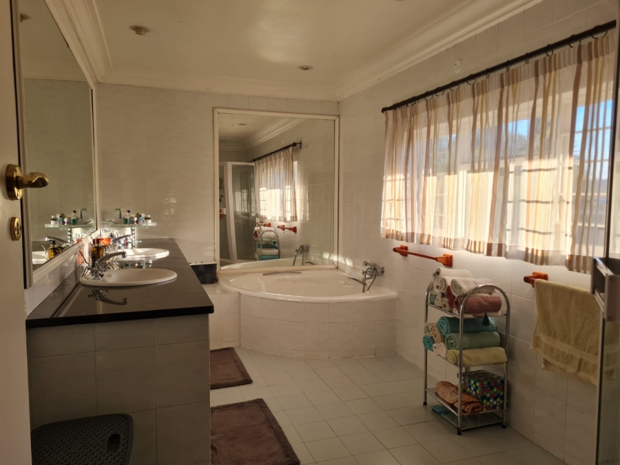 8 Bedroom Property for Sale in Saxonwold Gauteng