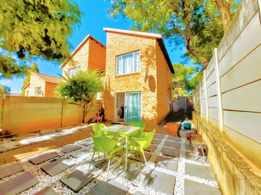 To Let 3 Bedroom Property for Rent in Sonneglans Gauteng