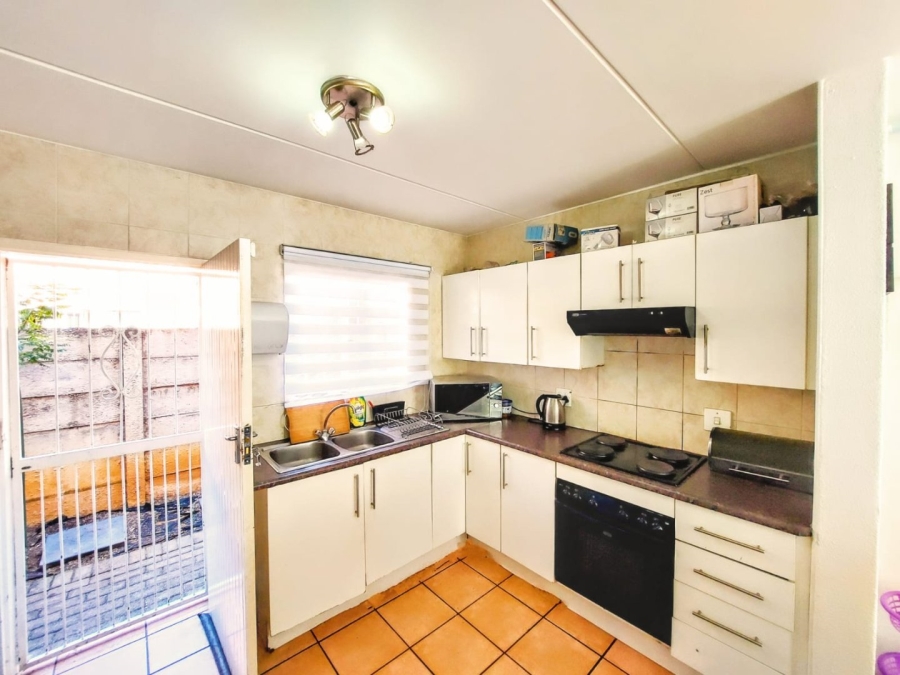 To Let 3 Bedroom Property for Rent in Sonneglans Gauteng