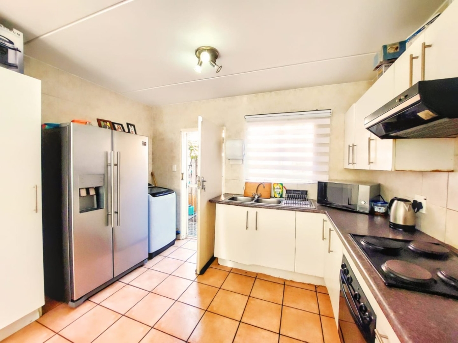 To Let 3 Bedroom Property for Rent in Sonneglans Gauteng