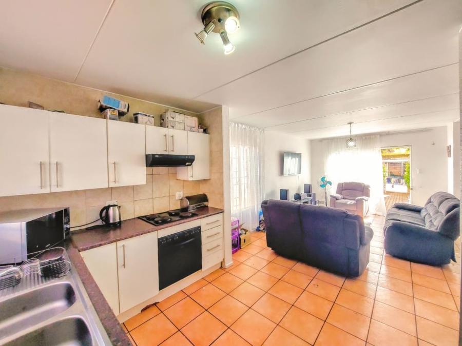 To Let 3 Bedroom Property for Rent in Sonneglans Gauteng