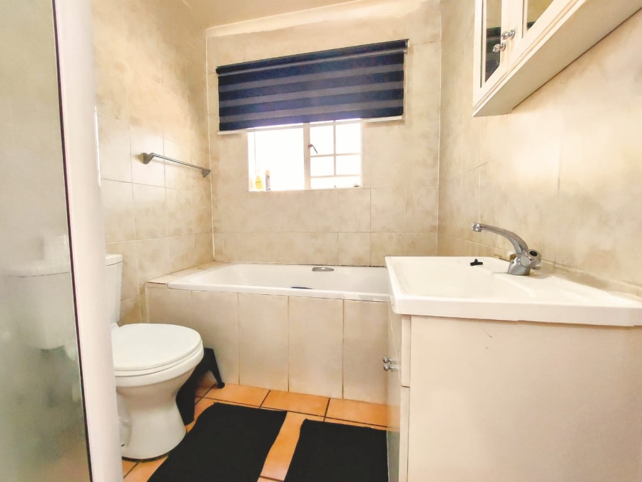 To Let 3 Bedroom Property for Rent in Sonneglans Gauteng