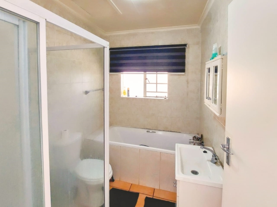 To Let 3 Bedroom Property for Rent in Sonneglans Gauteng