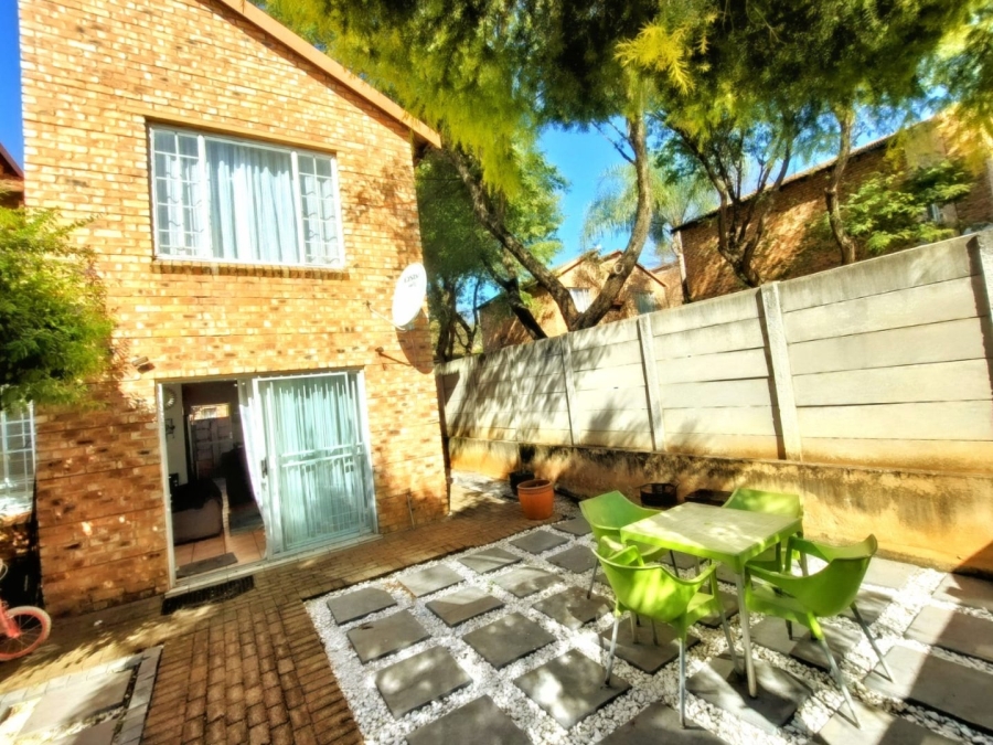 To Let 3 Bedroom Property for Rent in Sonneglans Gauteng